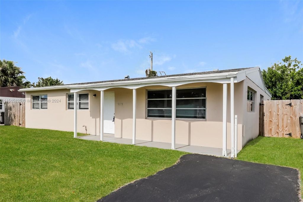 Photo of 9179 Birmingham Dr, Palm Beach Gardens, FL 33410 (MLS # A11515825)