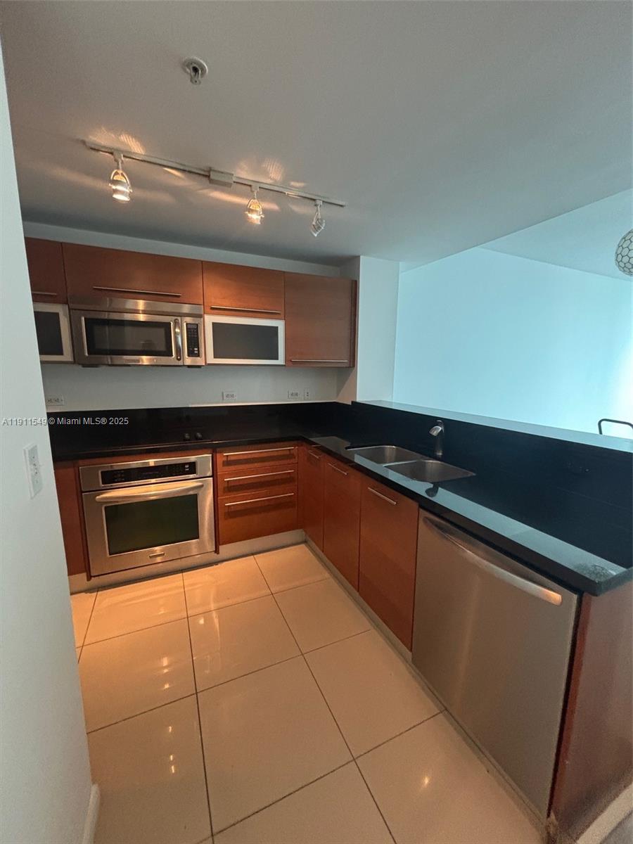 VIZCAYNE NORTH CONDO - Residential Lease