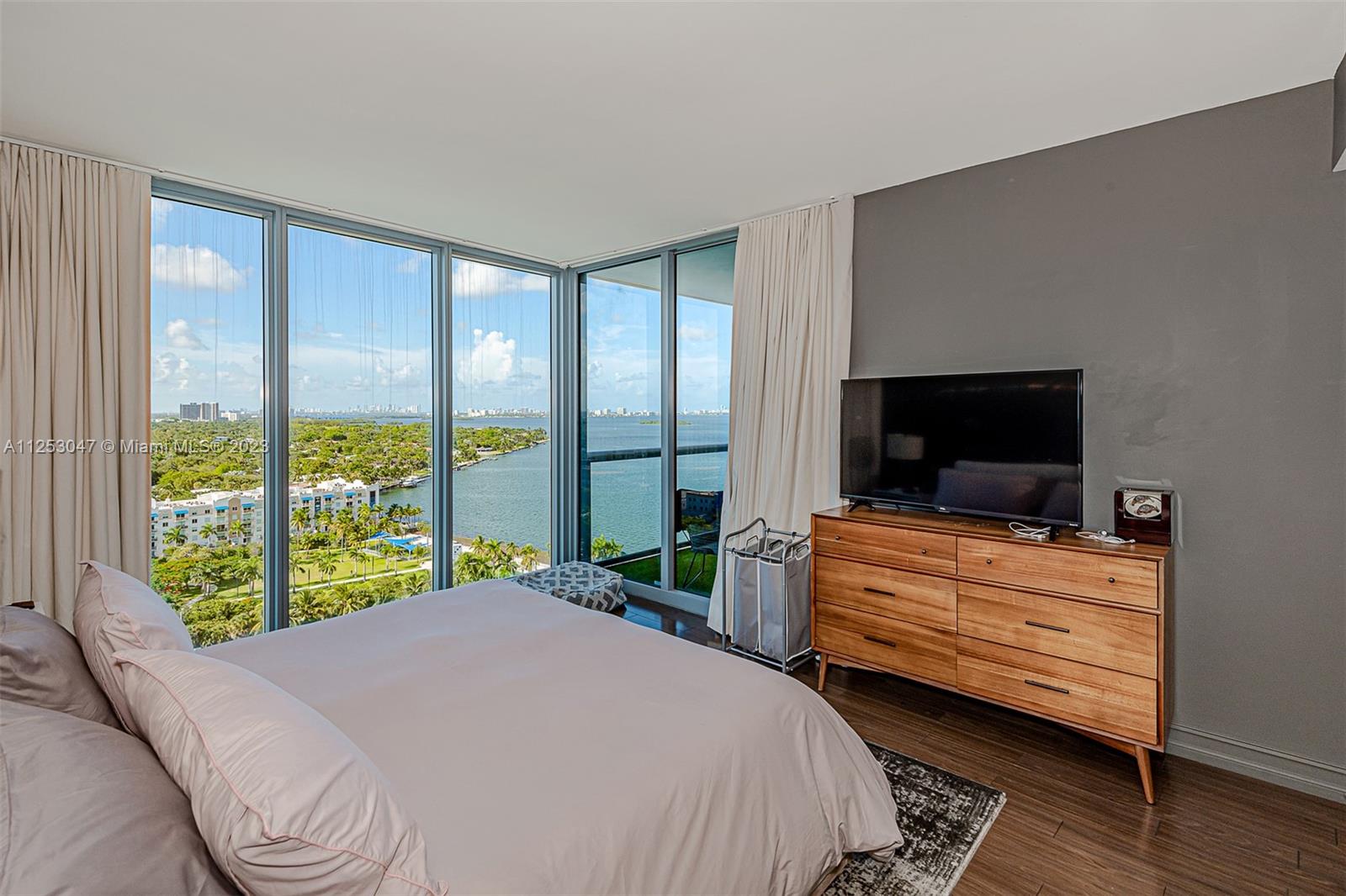 BLUE CONDO - Residential