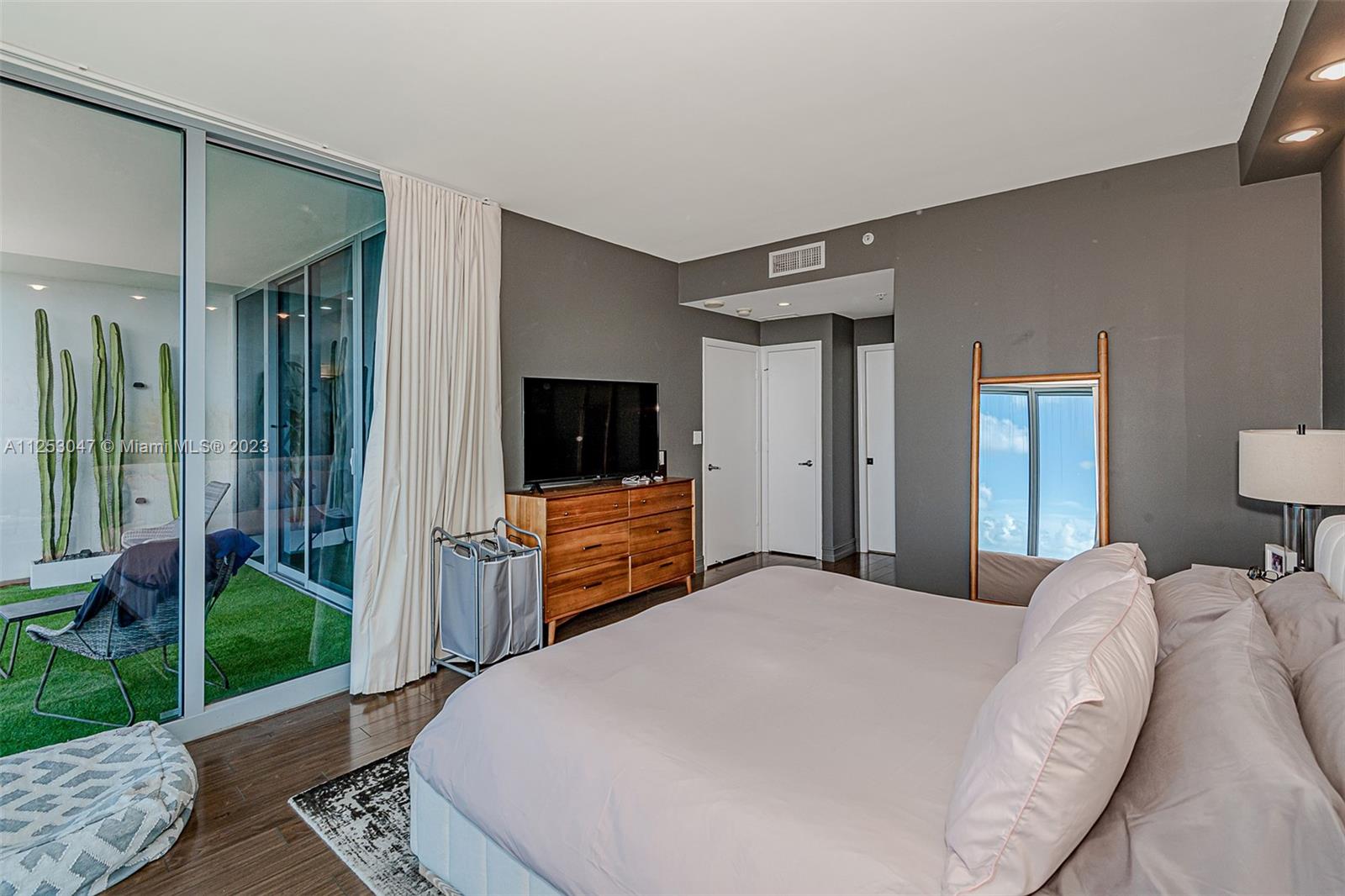 BLUE CONDO - Residential