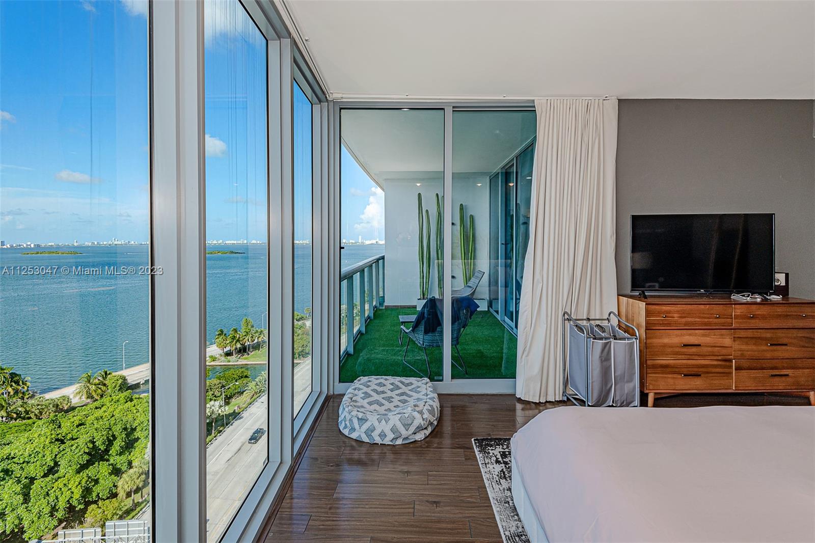 BLUE CONDO - Residential