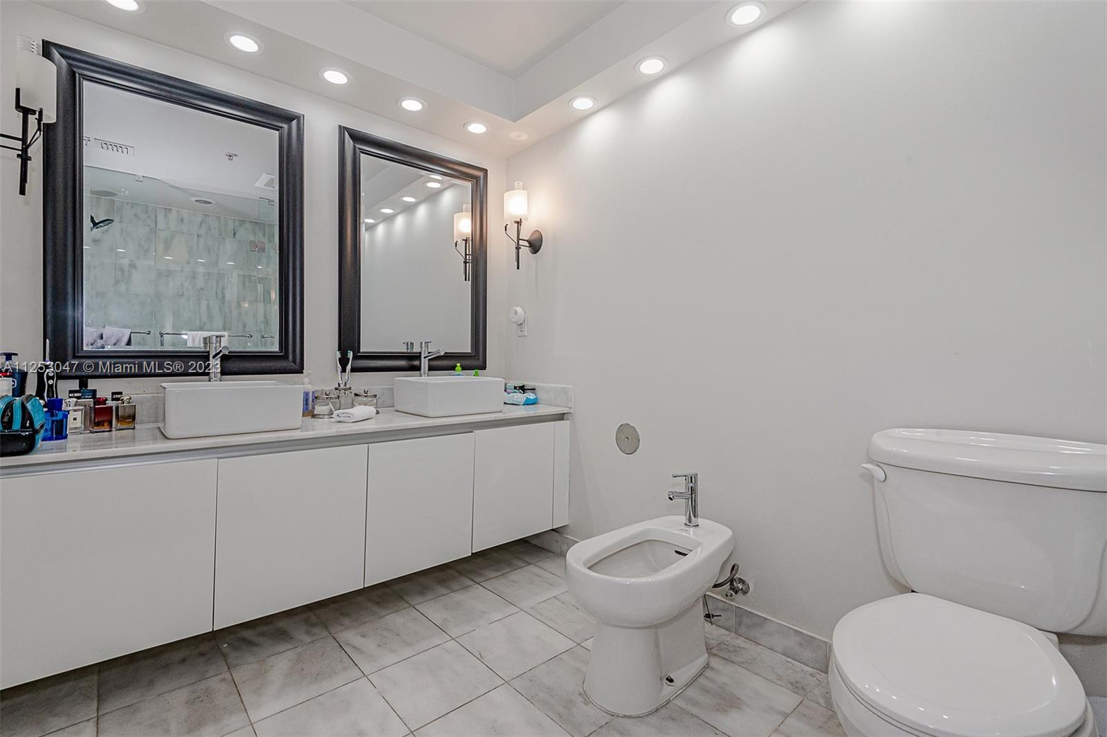 BLUE CONDO - Residential