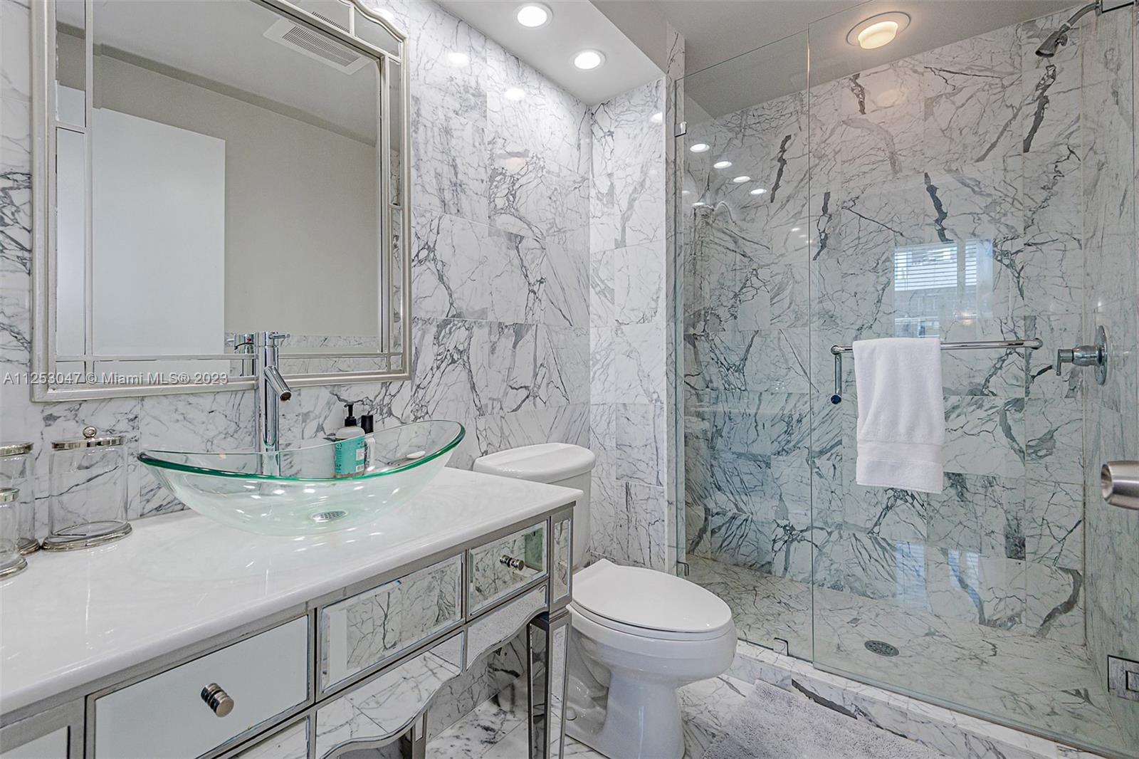 BLUE CONDO - Residential