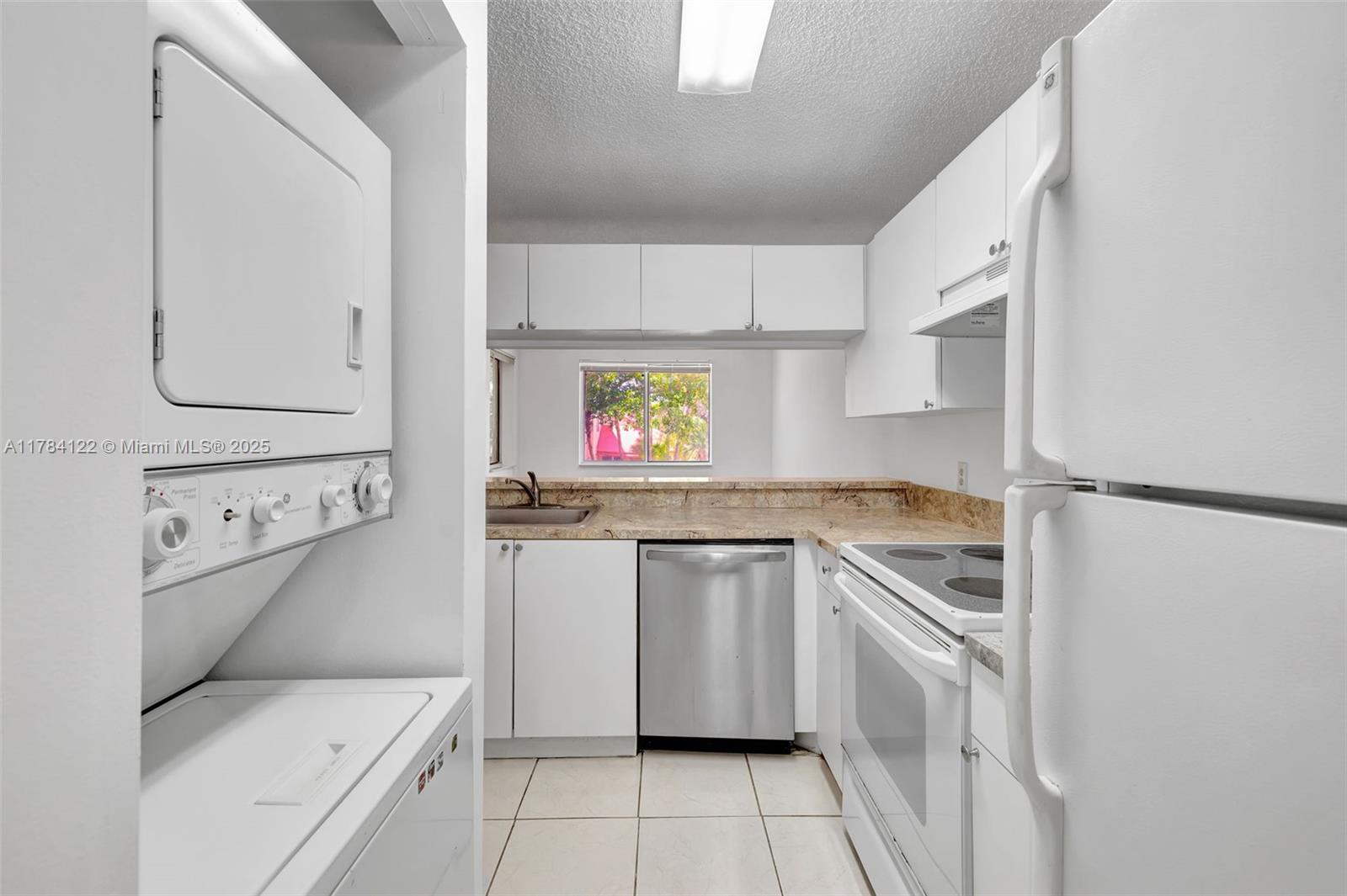 Rental Property at 930 Coral Club Dr 930, Coral Springs, Broward County, Florida - Bedrooms: 1 
Bathrooms: 1  - $1,750 MO.