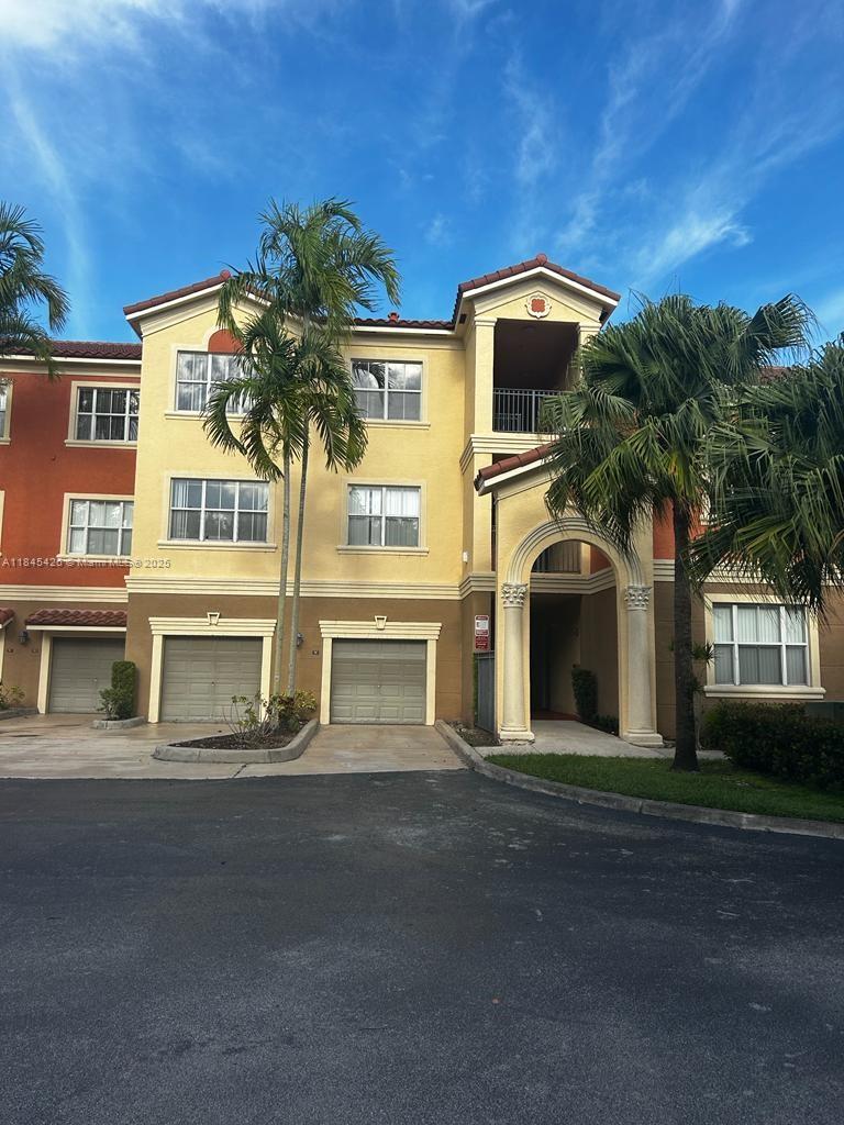 Beautiful and spacious unit in west Miramar, located very close to I-75, main avenues, and shopping centers. Split floor plan, two full bathrooms, washer and dryer inside the unit, do not miss this opportunity!