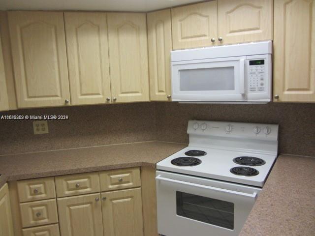 LAS VISTAS AT DORAL CONDO - Residential