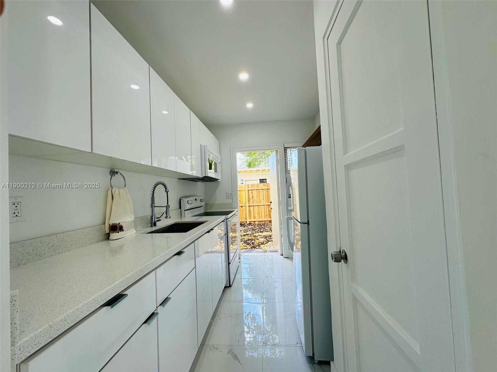 LAUDERDALE - Residential Lease