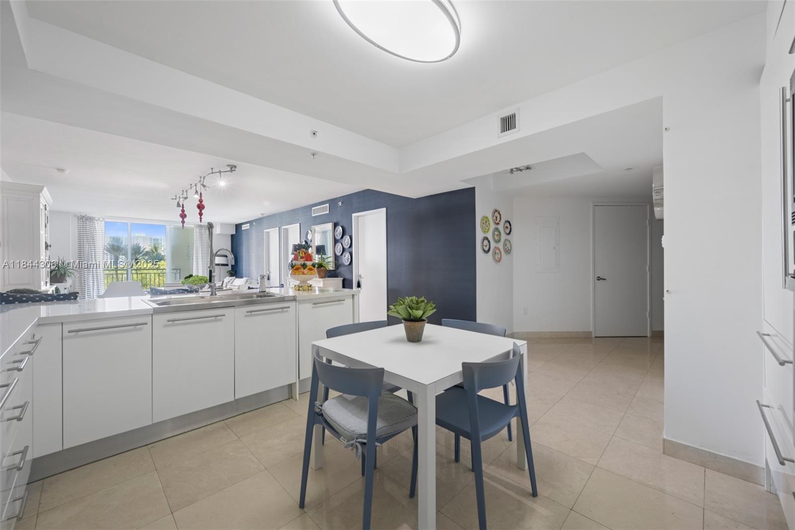 ST TROPEZ ON THE BAY 1 CO - Residential