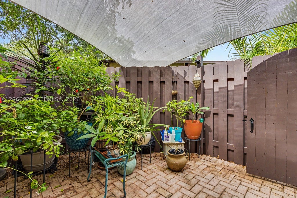 Photo of 139 Essex Rd #4-28, Hollywood, FL 33024 (MLS # A12066976)