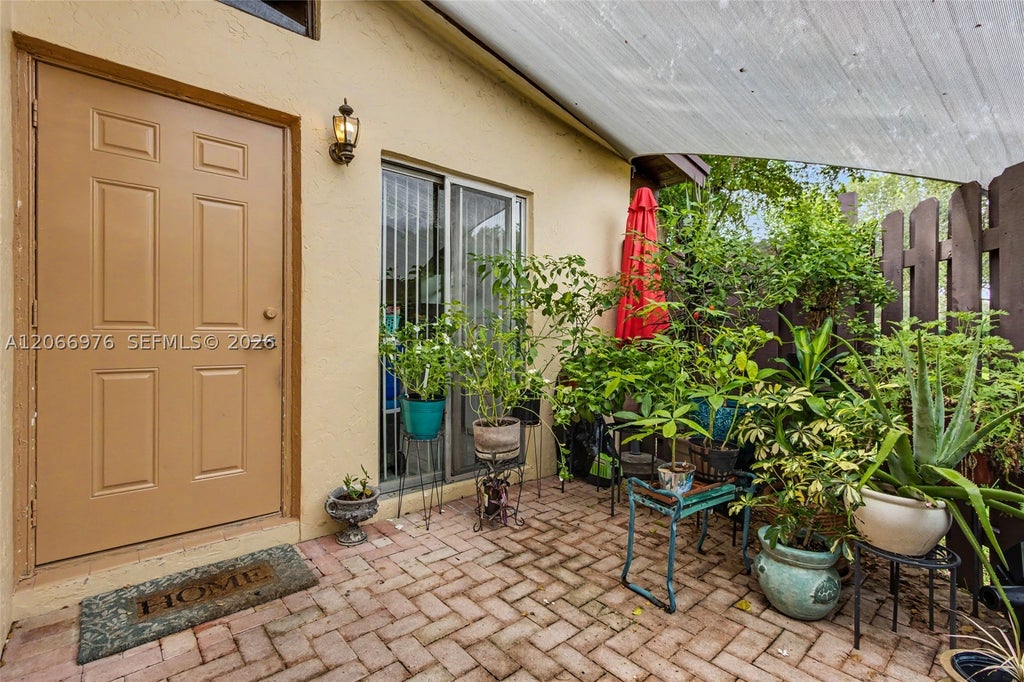 Photo of 139 Essex Rd #4-28, Hollywood, FL 33024 (MLS # A12066976)
