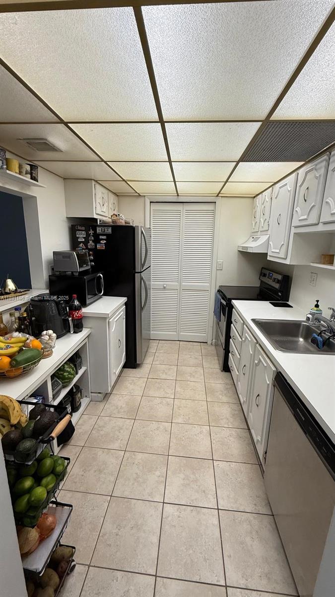 BUILDING ONE OF RACQUET C - Residential Lease