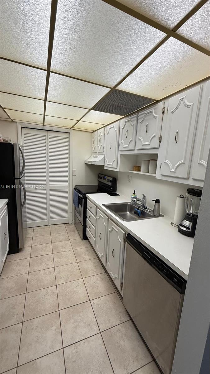 BUILDING ONE OF RACQUET C - Residential Lease