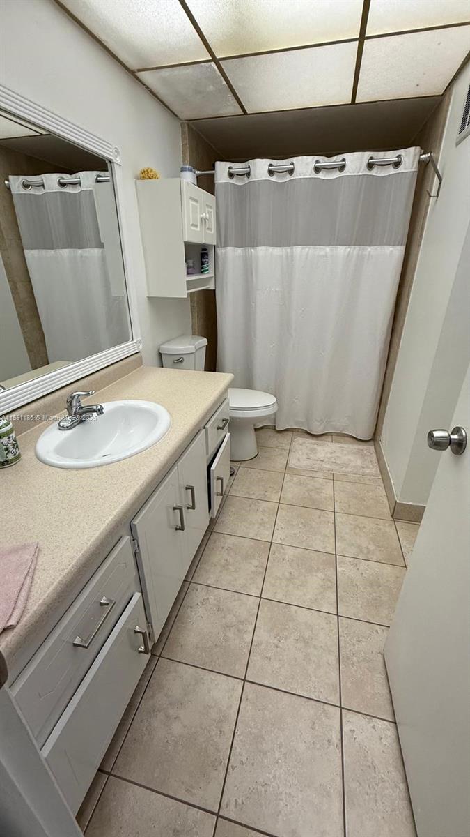 BUILDING ONE OF RACQUET C - Residential Lease