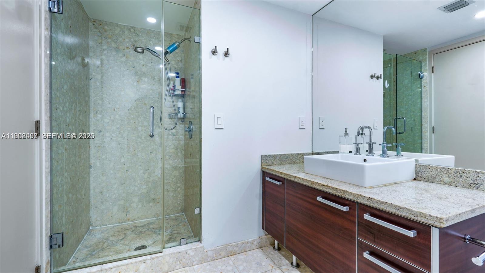 LATITUDE ON THE RIVER CON - Residential