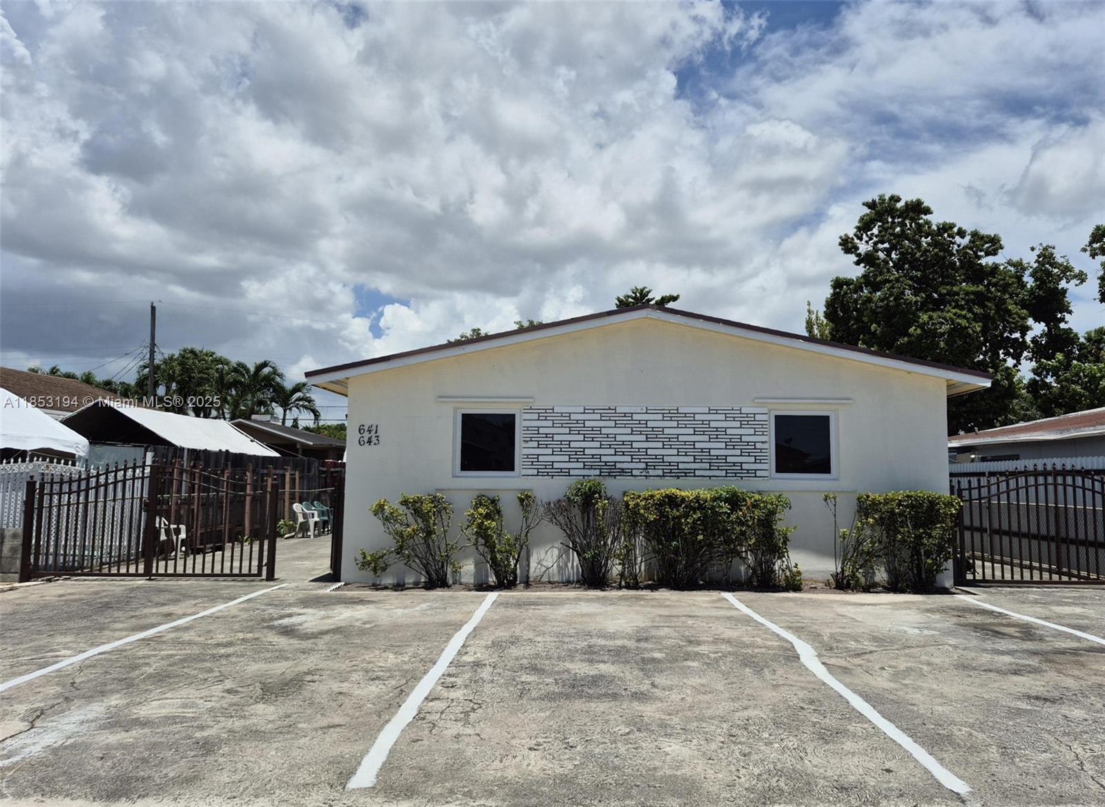 Cozy and beautiful 2 bedrooms 1 bath and 3 parking spaces unit for rent. Featuring a new roof and partial impact windows. Fresh interior paint throughout. New A/C unit. Nice condition and very clean. Great location. Easy to show, schedule a showing today!