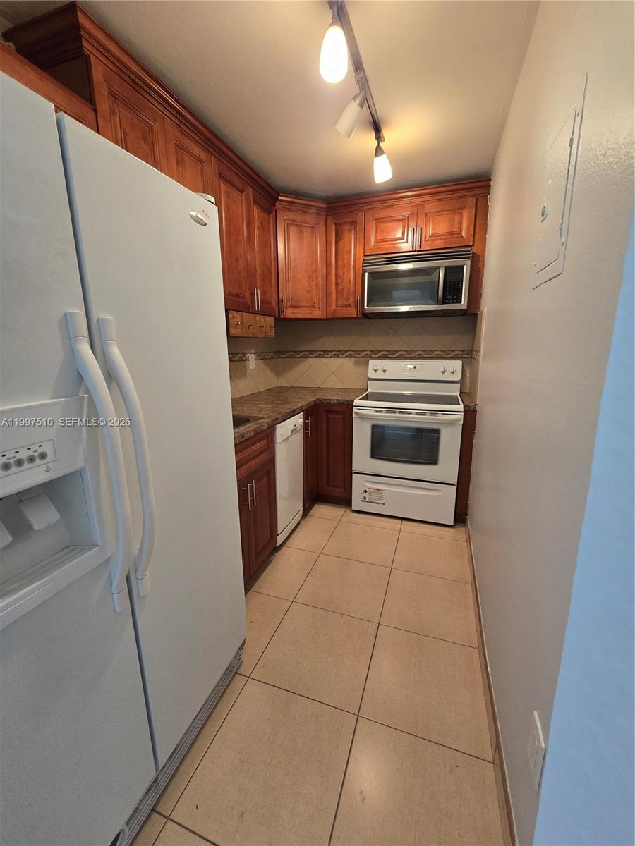 SUNSET VILLAS PHASE II CO - Residential Lease