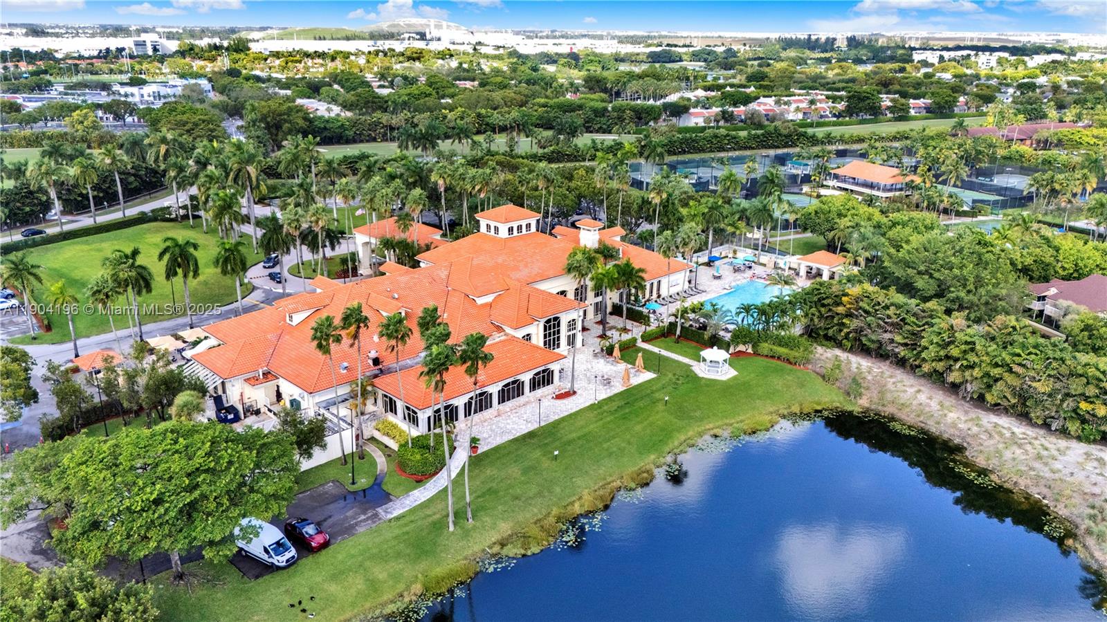 DORAL PK CO CLUB VILLAS C - Residential