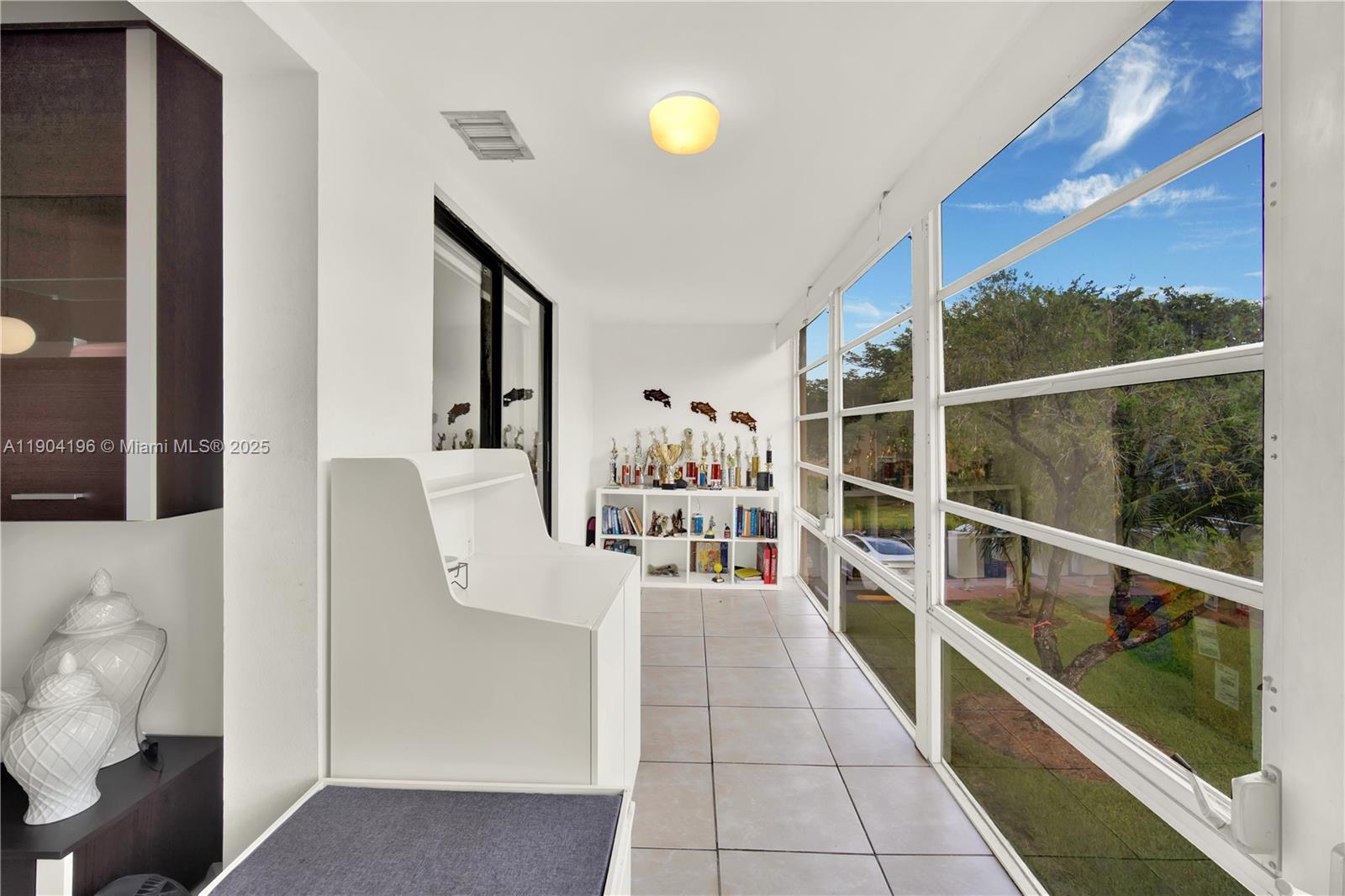 DORAL PK CO CLUB VILLAS C - Residential