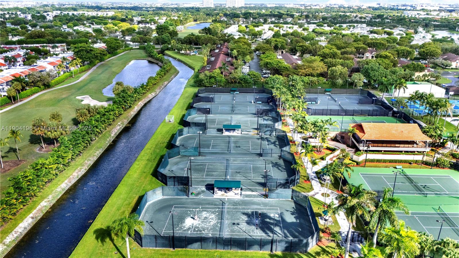 DORAL PK CO CLUB VILLAS C - Residential