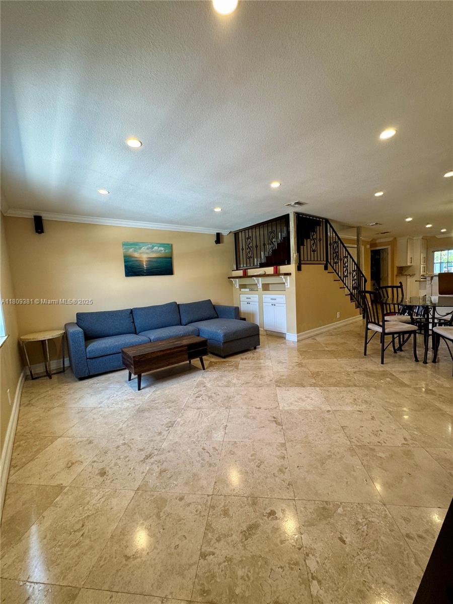 2200 Monroe St 33