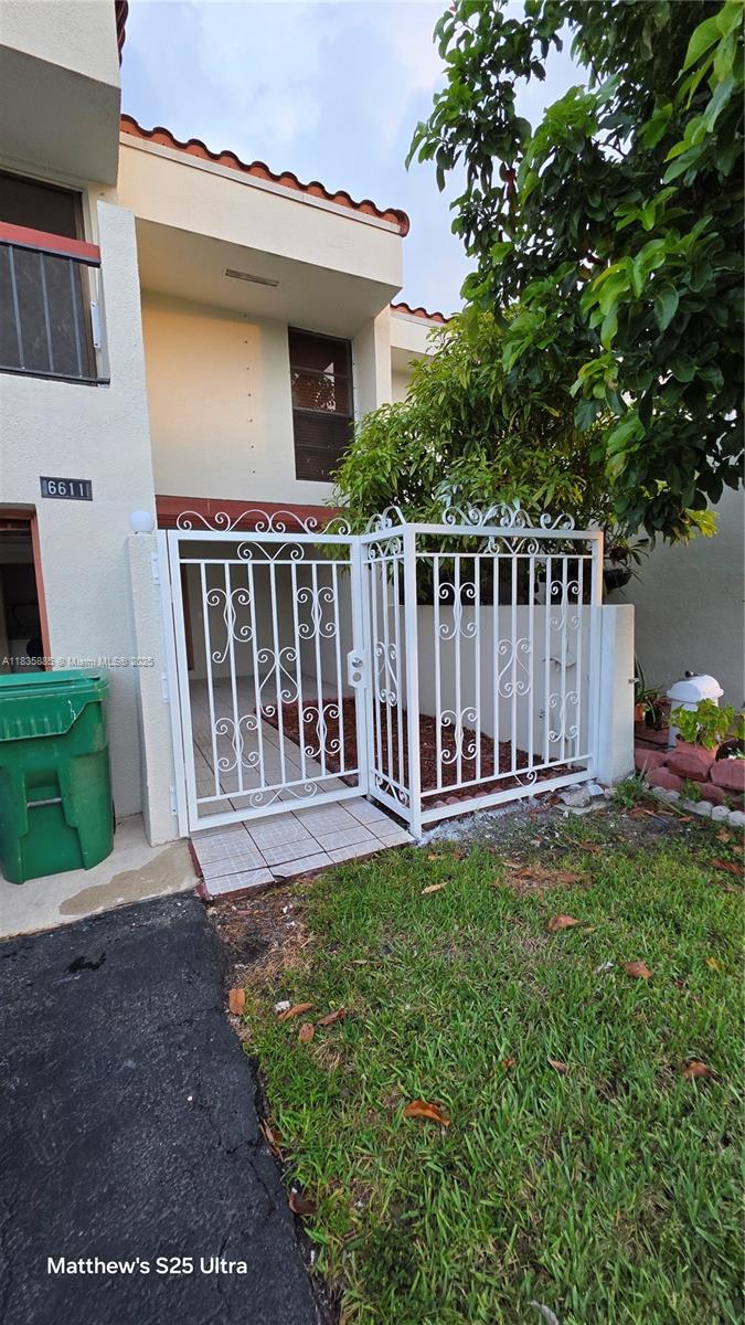 BEAUTIFUL AND EXTREMELY SPACIOUS TOWNHOME WHICH HAS BEEN FRESHLY PAINTED....TILED FIRST FLOOR, UPGRADED KITCHEN CABINETS, LARGE PRIMARY BEDROOM WITH ADDITIONAL SITTING/READING AREA, PLUS DEN OFF DINING AREA, LIVING ROOM CAN ENTERTAIN LARGE FAMILY GATHERINGS, AT REAR...SCREENED FLORIDA ROOM OVERLOOKING SERENE WATER VIEW, 1 CAR GARAGE WHICH INCLUDES WASHER AND DRYER...ALL IN A GATED COMMUNITY, WITH POOL, CLUBHOUSE, EXERCISE ROOM, PICNIC AREA. AT INVERRARY ENTRY/OAKLAND PARK BLVD, GO TO COURTS OF INVERRARY.
ASSOCIATION APPROVAL REQUIRED, CREDIT REPORT, TENANT PAYS SCREENING FEE. LONG TERM TENANT.
PLEASE TEXT LISTING AGENT COMPLETE INFORMATION WITH REQUEST TO SHOW.
