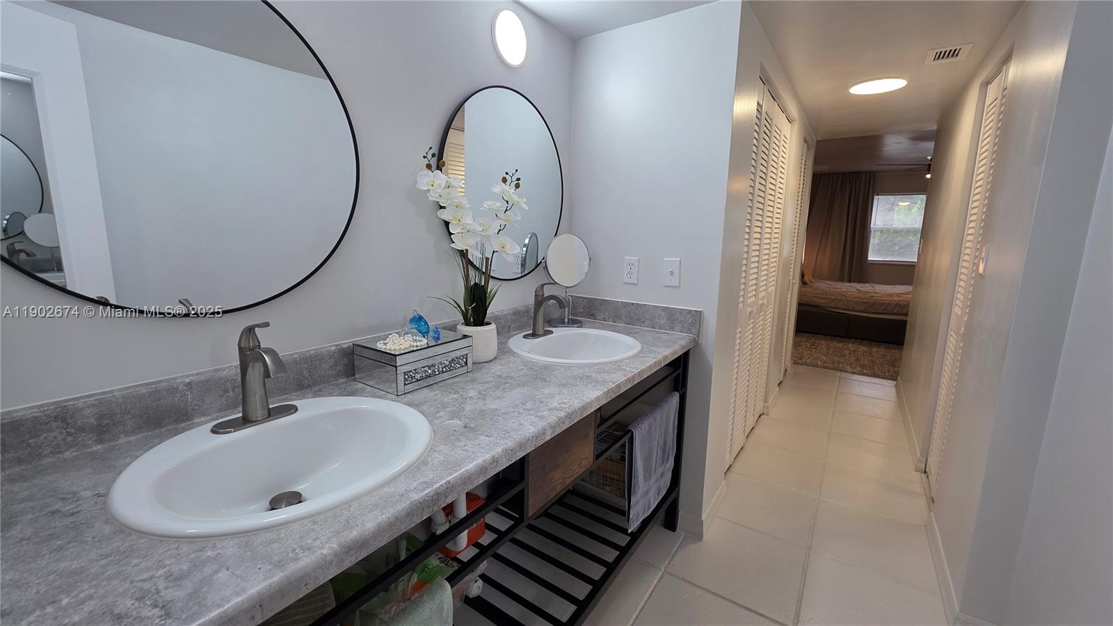 LAKES OF INVERRARY - Residential