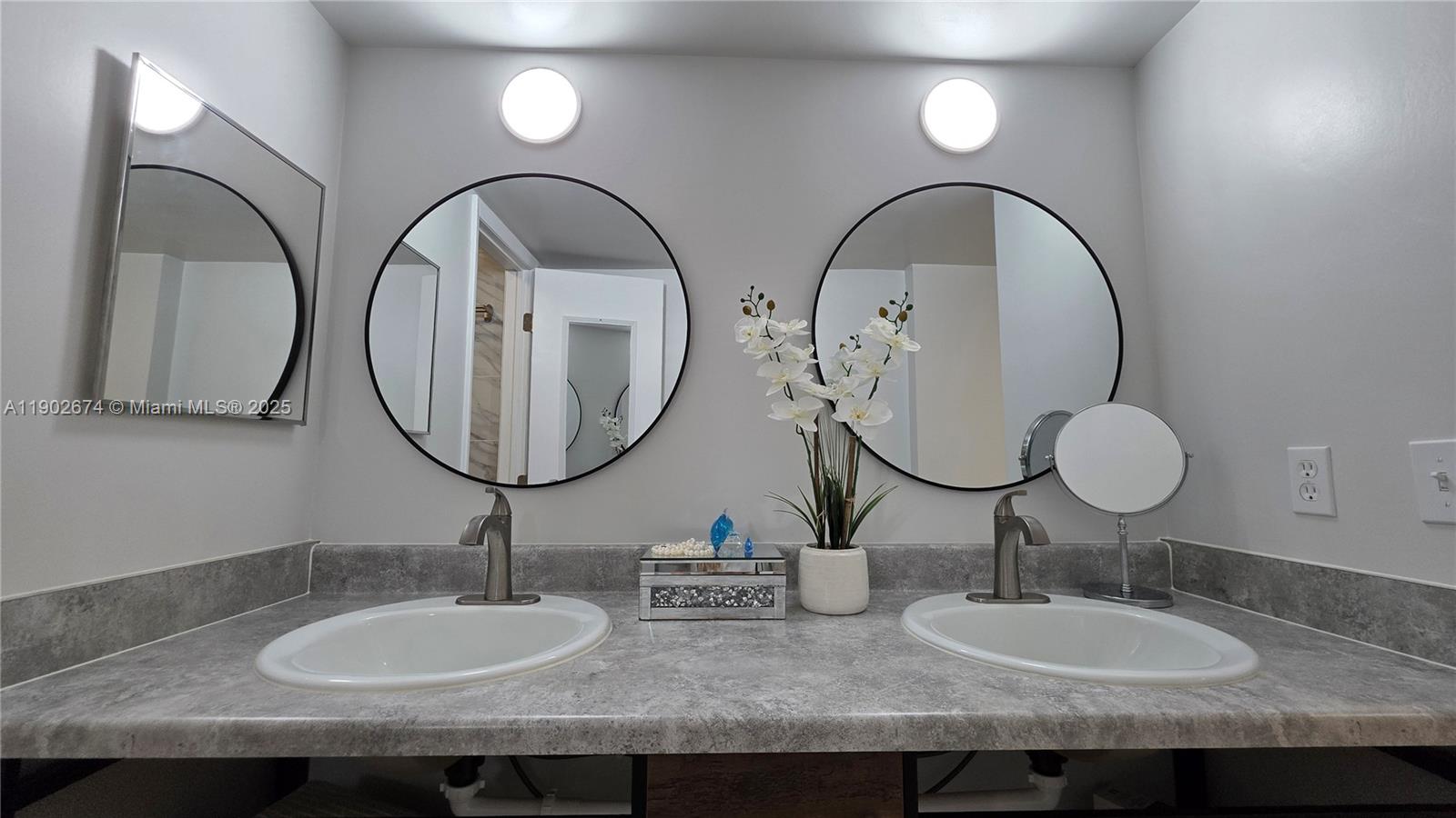 LAKES OF INVERRARY - Residential