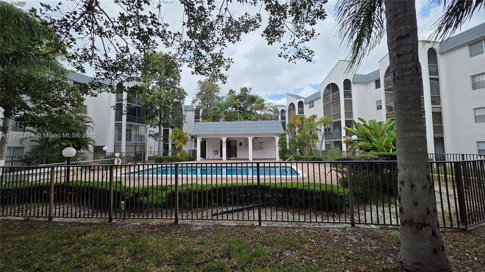 LAKES OF INVERRARY - Residential