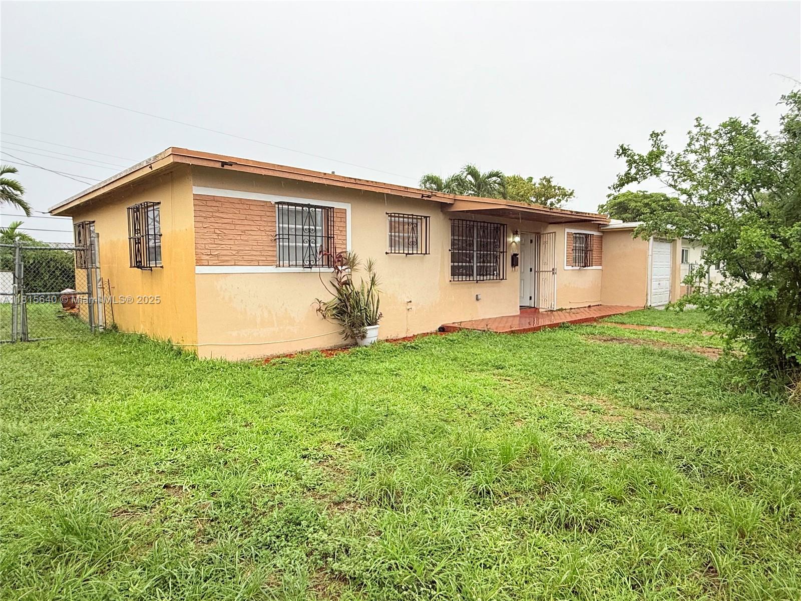 4132 Sw 98th Ave, Miami, Broward County, Florida - 4 Bedrooms  
2 Bathrooms - 