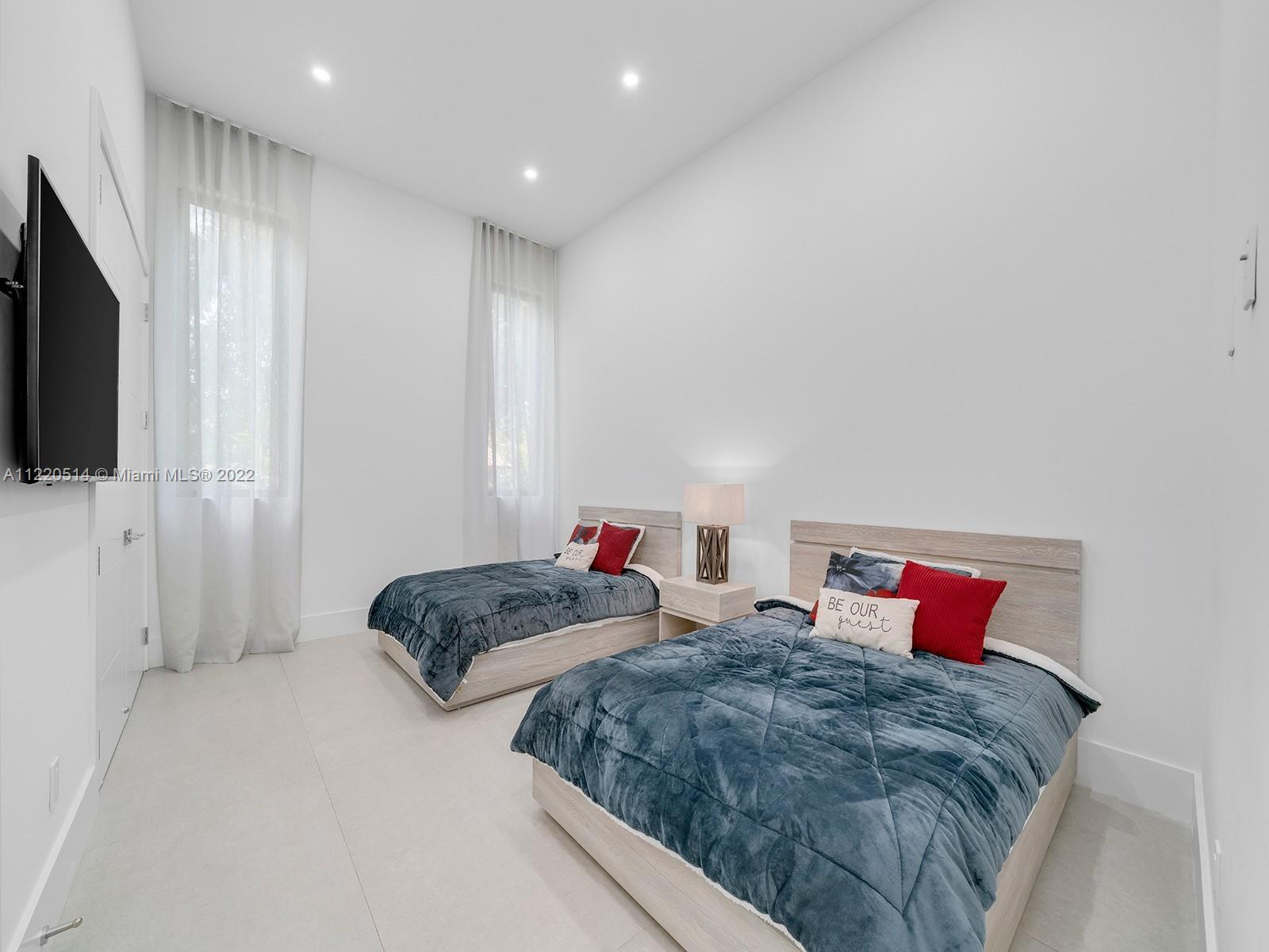 THREE LITTLE GROVES - Residential