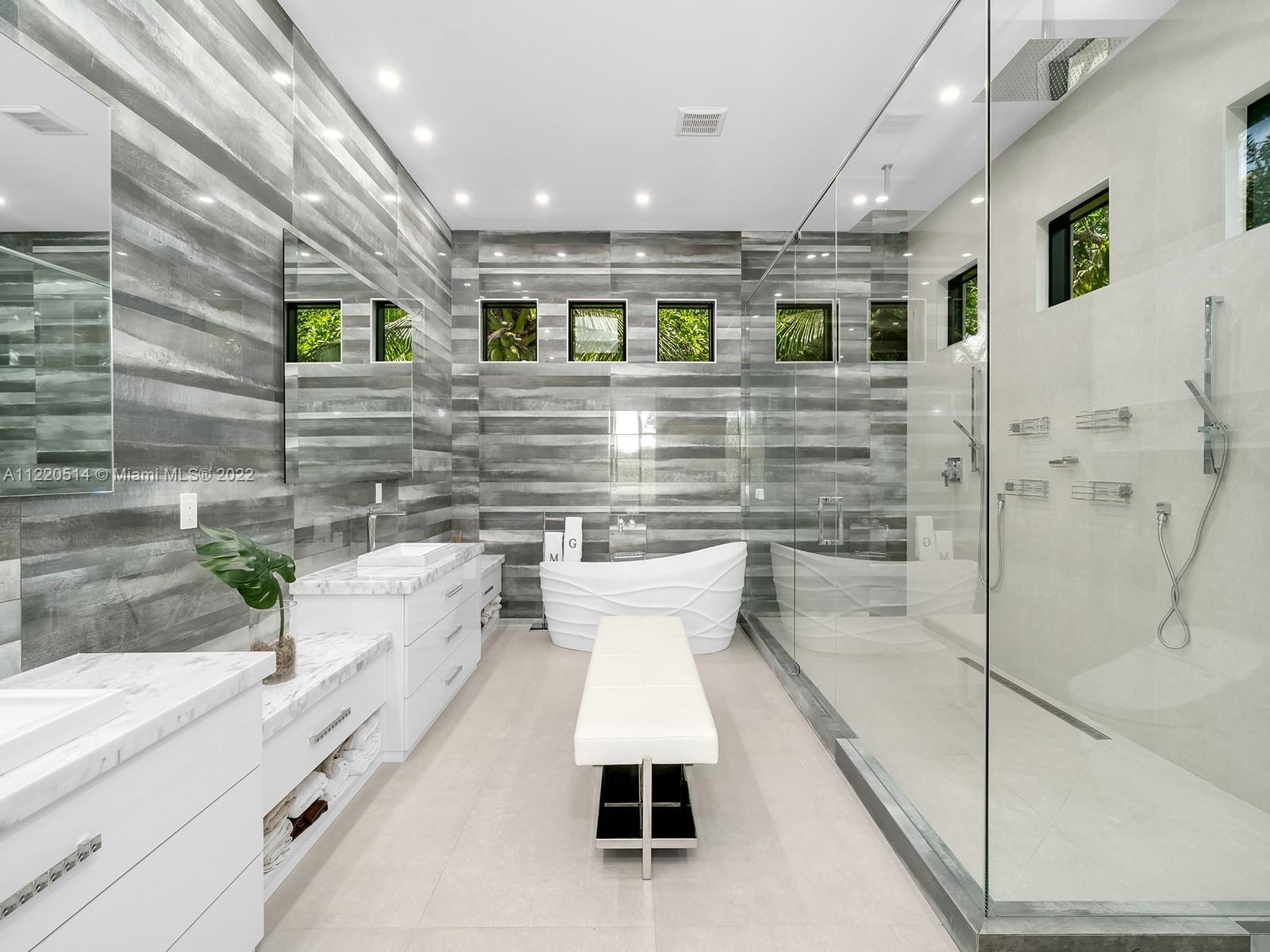 THREE LITTLE GROVES - Residential