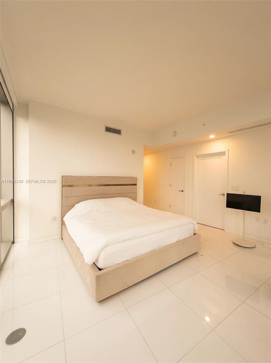 PARAMOUNT MIAMI WORLDCENT - Residential Lease