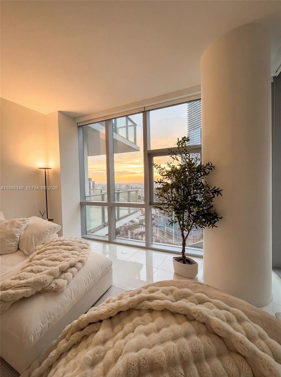 PARAMOUNT MIAMI WORLDCENT - Residential Lease