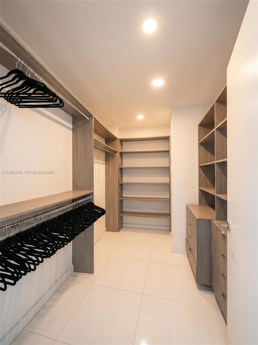 PARAMOUNT MIAMI WORLDCENT - Residential Lease