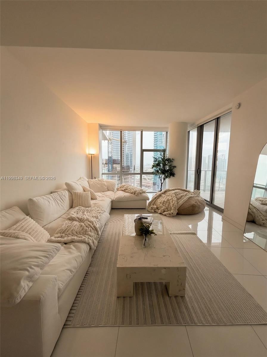 PARAMOUNT MIAMI WORLDCENT - Residential Lease