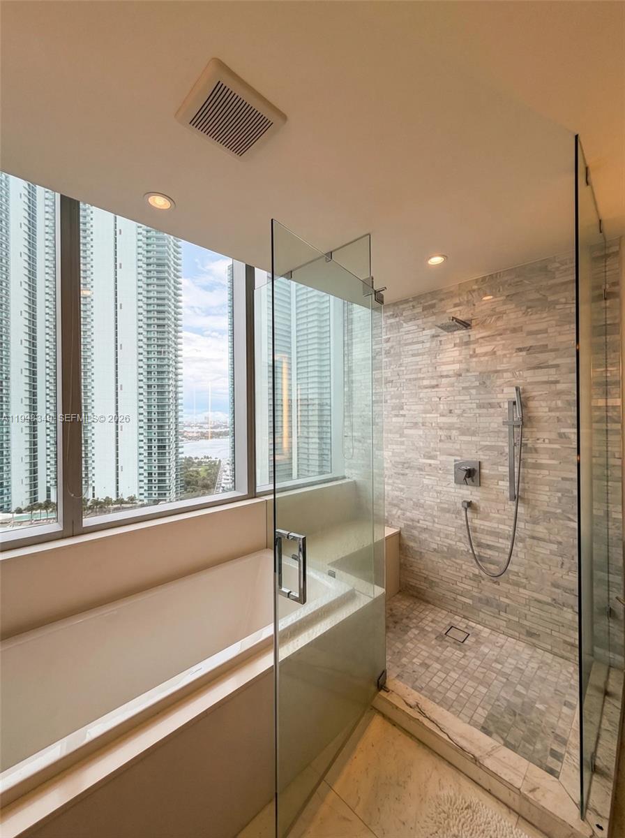 PARAMOUNT MIAMI WORLDCENT - Residential Lease