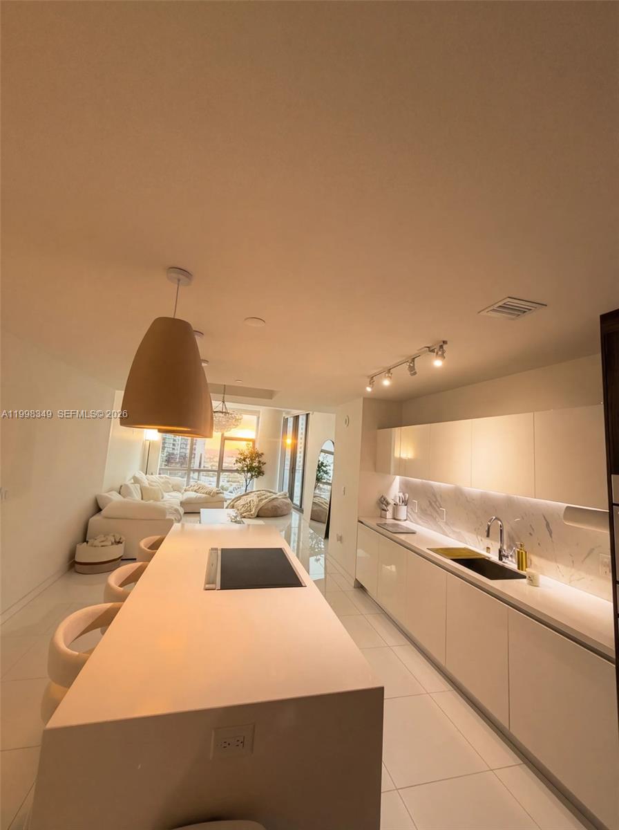 PARAMOUNT MIAMI WORLDCENT - Residential Lease