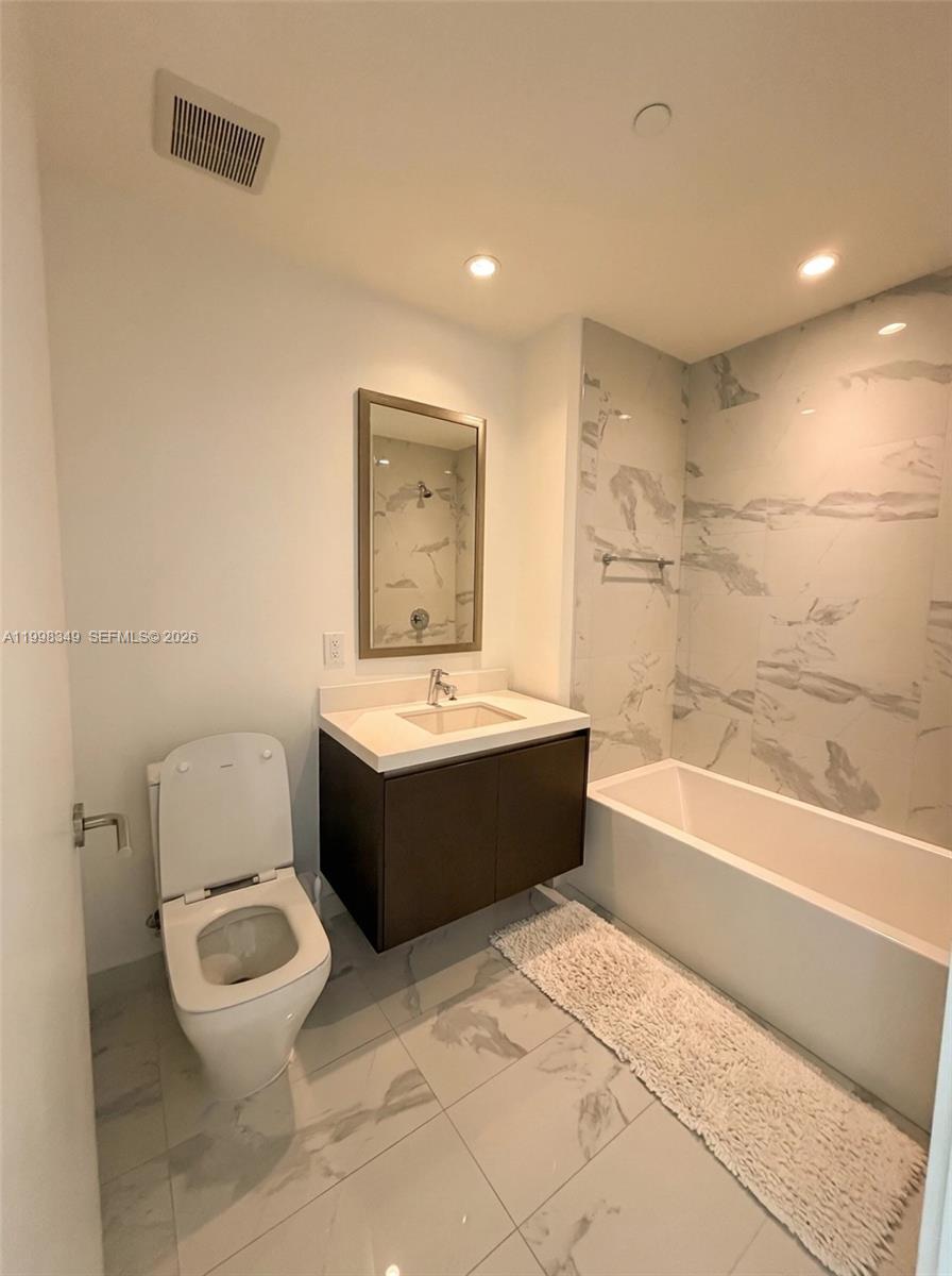 PARAMOUNT MIAMI WORLDCENT - Residential Lease