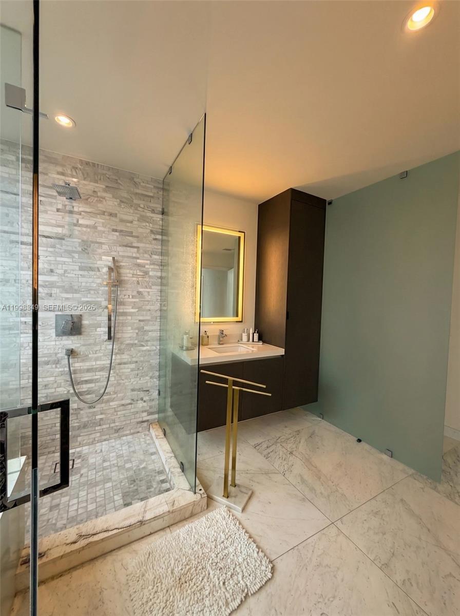 PARAMOUNT MIAMI WORLDCENT - Residential Lease