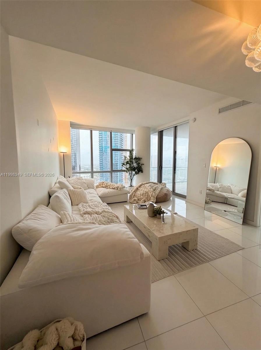 PARAMOUNT MIAMI WORLDCENT - Residential Lease