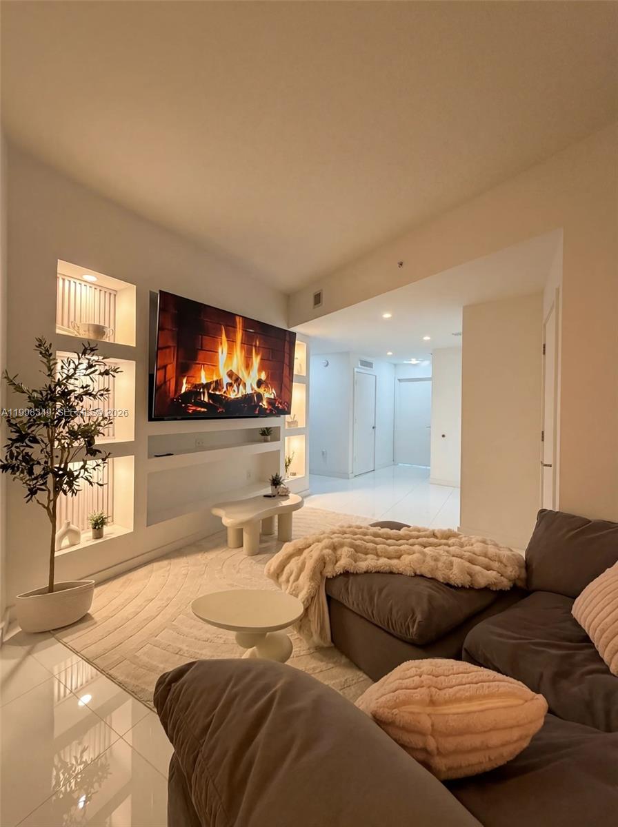 PARAMOUNT MIAMI WORLDCENT - Residential Lease