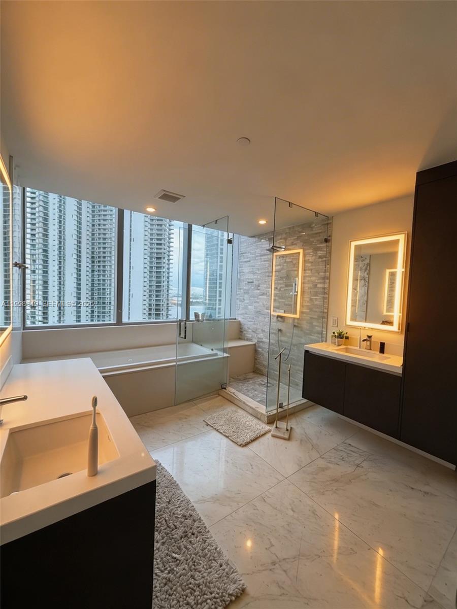 PARAMOUNT MIAMI WORLDCENT - Residential Lease