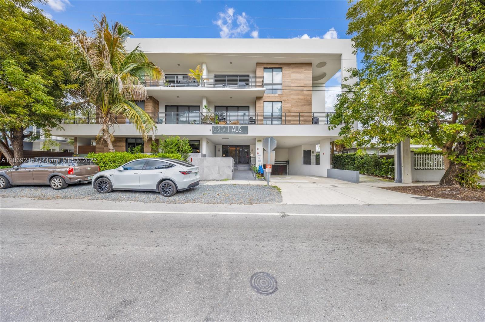 3265 Bird Ave 203