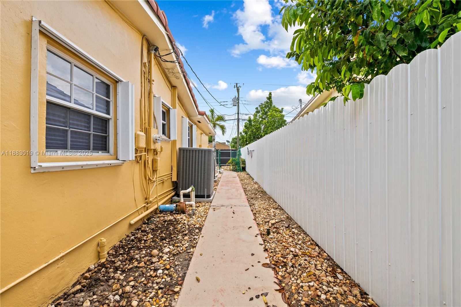 PALM SPRINGS LAKES 3RD AD - Residential Lease