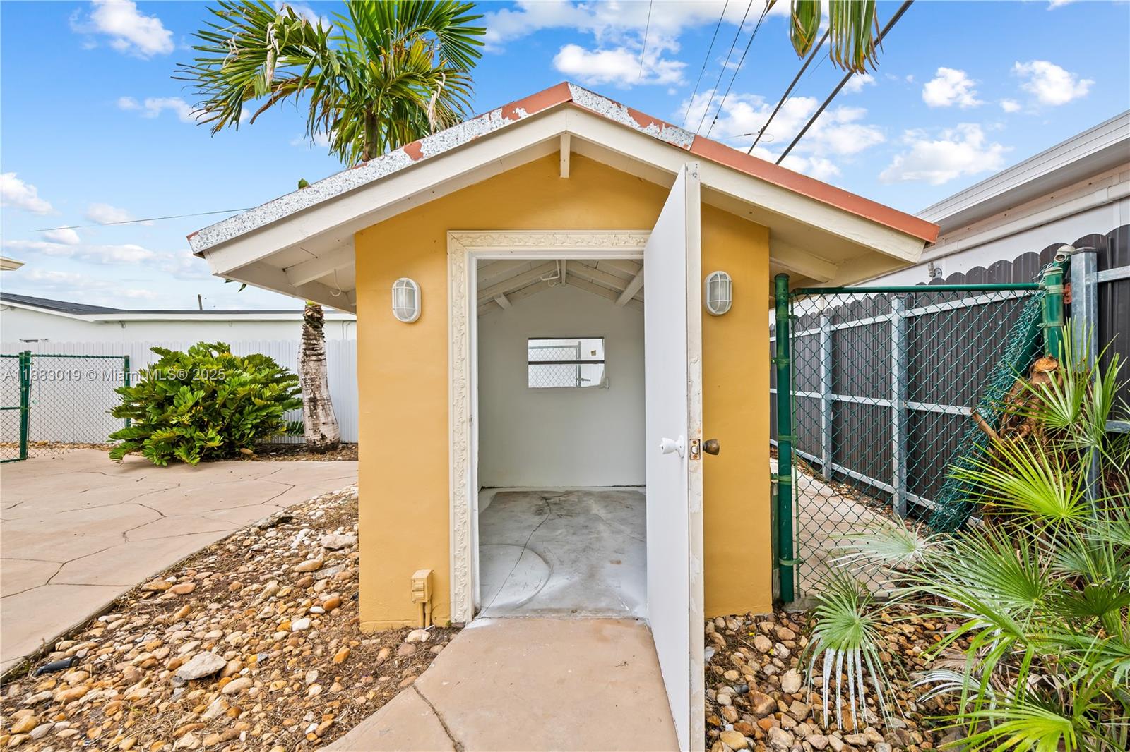 PALM SPRINGS LAKES 3RD AD - Residential Lease