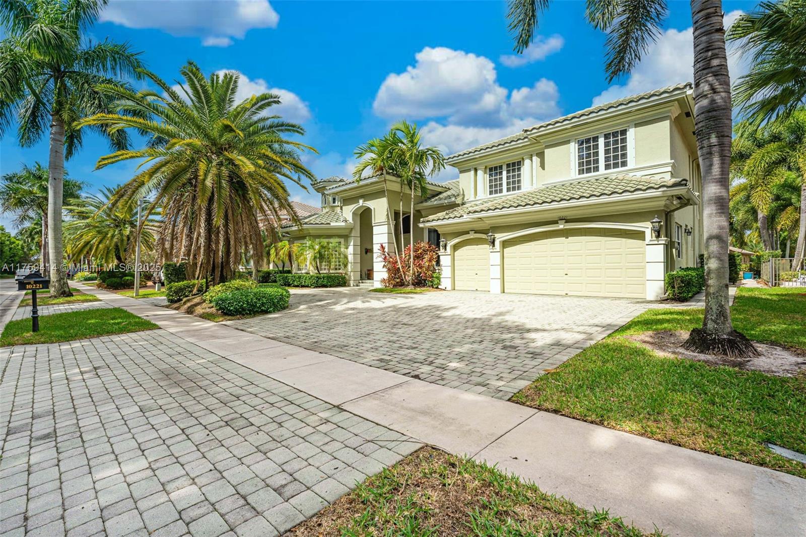 10221 Blue Palm St