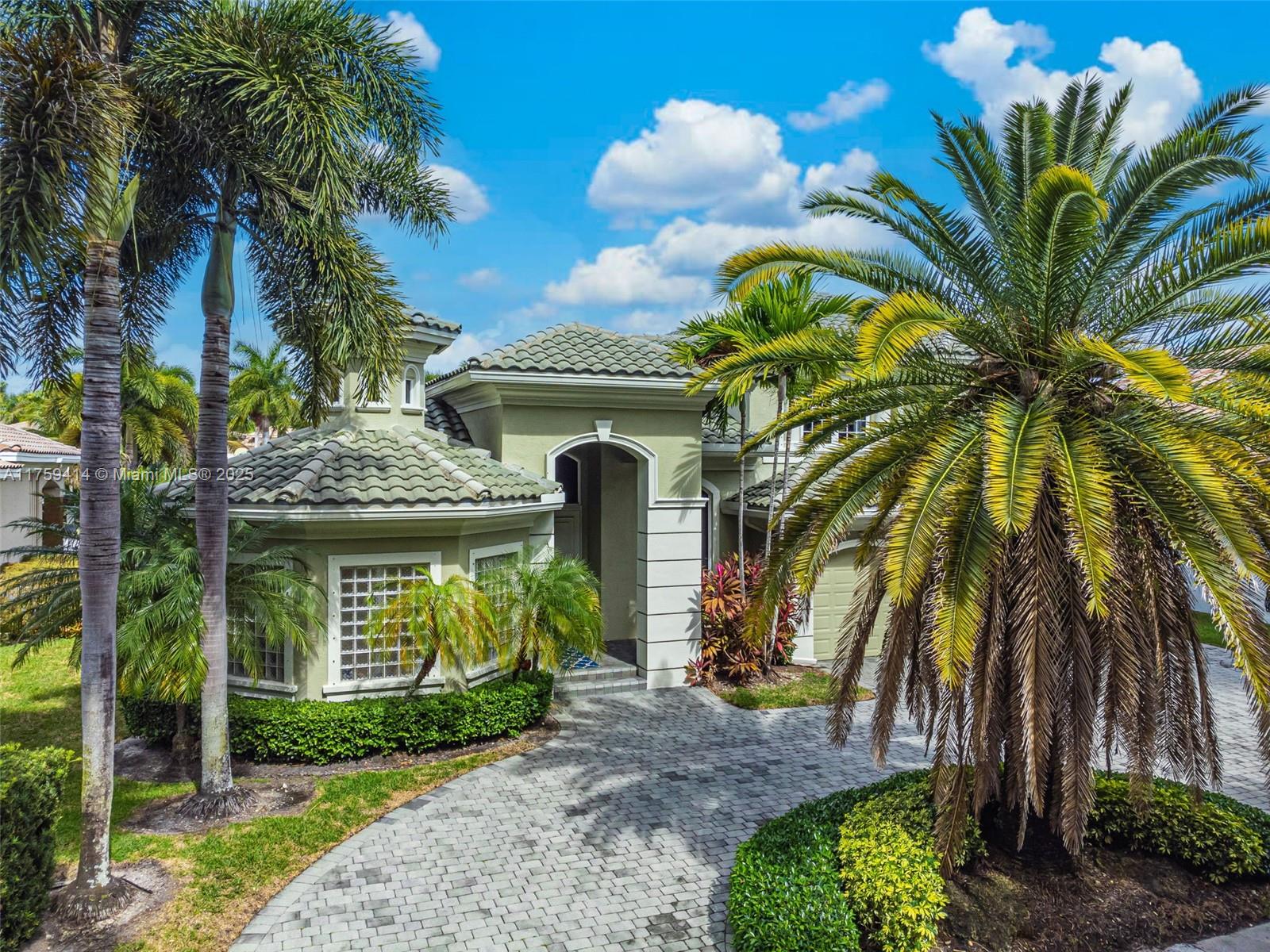 Property for Sale at 10221 Blue Palm St, Plantation, Miami-Dade County, Florida - Bedrooms: 5 
Bathrooms: 4  - $1,999,000