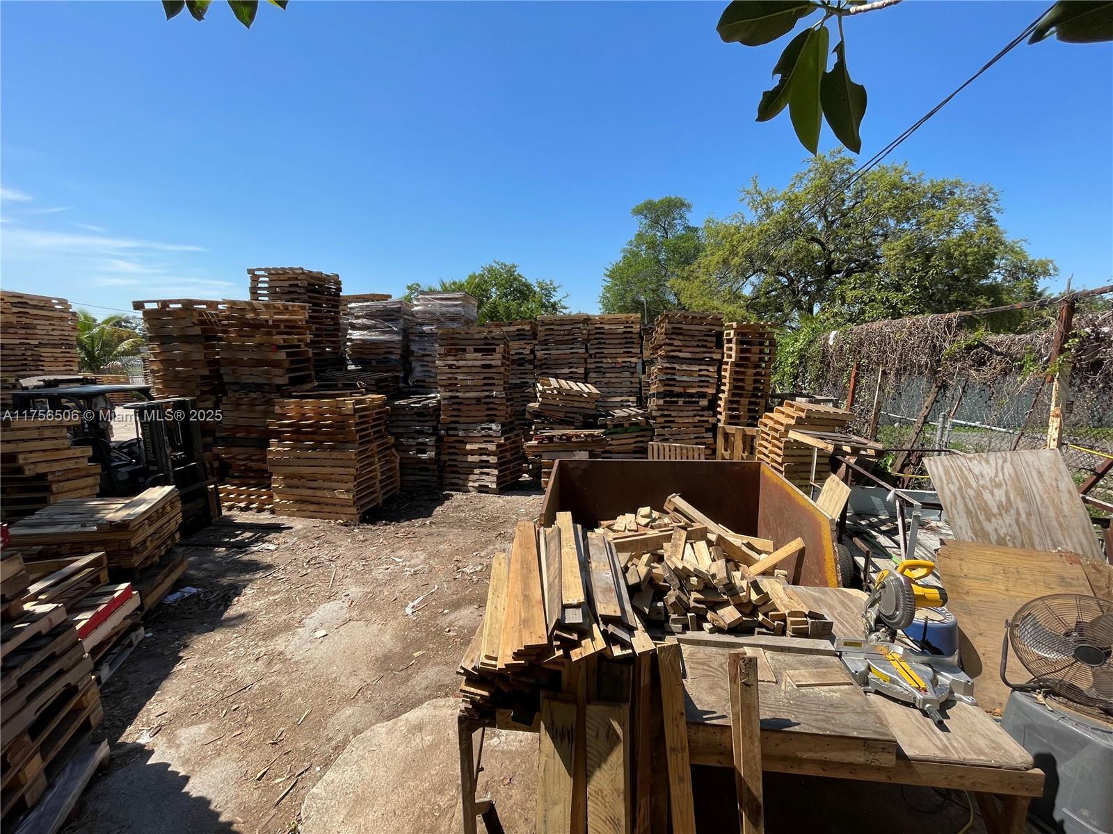 HIALEAH HEIGHTS - Land