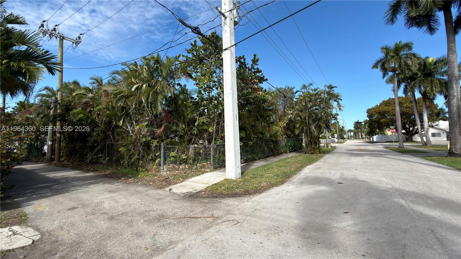 HOLLYWOOD LAKES SECTION - Land