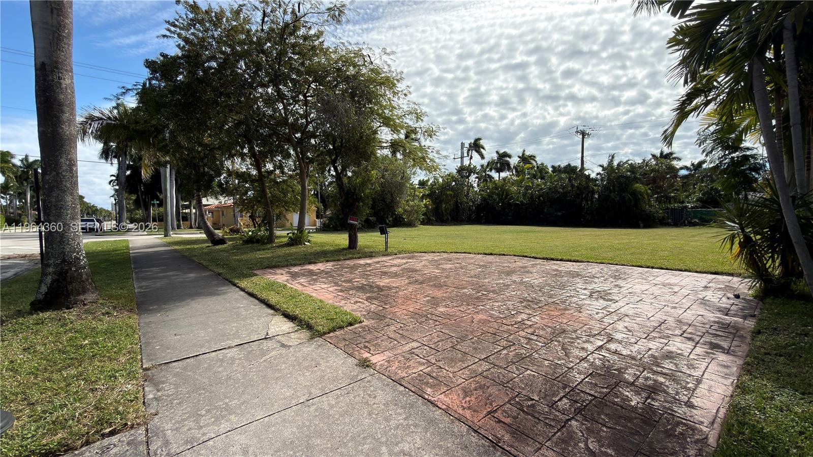 HOLLYWOOD LAKES SECTION - Land